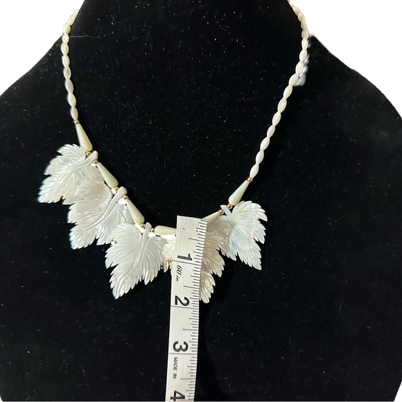 Vintage MOP Mother of Pearl & Gold Tone Beaded Large Leaves Necklace 18” Natural - Picture 9 of 10